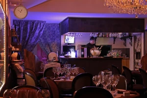 Bar du restaurant et salle