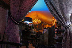 Entrée dans la salle des délices