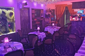 Vue de la salle redécorée du restaurant gastronomique Dans les Etoiles à Cergy Pontoise